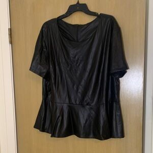 ♥️🖤CUTE FAUX LEATHER ZIP UP BACK TOP. NO SIZE TAG. PLEASE SEE MEASUREMENTS♥️🖤